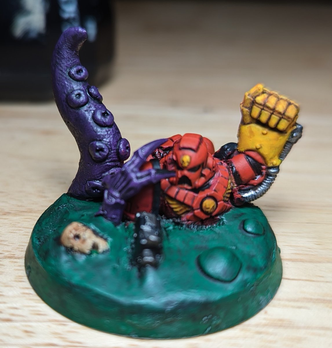 AnotherHobbyist's tweet photo. @LordMetalMan88 @ChaplainGrimm @OdballsS @HughElMariscal @KhorneDog @DessTelain @SplitfireGamin1 @DanTheGreatGam1 @DaimonArkhan @NaustPrince @i_am_de_lion @voloktar @LoganRYoung2 @bautyx89 @EdhargWarehouse @woodstheyeetgod @XenariteLocatus @sejgalloway @FlawedImp @kpa421 Actually hobbies this week. So happy 😁

Stages 1 (base colours) and 2 (initial layers) of a Blood Angel in a slime pit.

A bit of a practice run before painting some oldhammer blood angels :) https://t.co/FPUiQ9JVqM