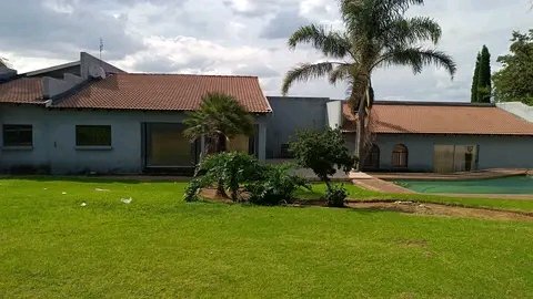 Langaliyeza's tweet photo. 🏠🏡5 SPECIOUS BEDROOM HOME FOR SALE IN BENFLUER . NEAR CURRO BENFLUER MALL HIGHVELD MALL  EASY ACCESS TO N12  

💰R3,600,000💰

📍4BATHROOM
📍SPACIOUS KITCHEN
📍4 LIVING AREAS
📍SCALARY
📍SWIMMING POOL
📍DOUBLE GARAGE
📍DOUBLE CARPORT   

📞☎️ 0680826700 ‼️ https://t.co/HQdx5aMNIs