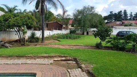 Langaliyeza's tweet photo. 🏠🏡5 SPECIOUS BEDROOM HOME FOR SALE IN BENFLUER . NEAR CURRO BENFLUER MALL HIGHVELD MALL  EASY ACCESS TO N12  

💰R3,600,000💰

📍4BATHROOM
📍SPACIOUS KITCHEN
📍4 LIVING AREAS
📍SCALARY
📍SWIMMING POOL
📍DOUBLE GARAGE
📍DOUBLE CARPORT   

📞☎️ 0680826700 ‼️ https://t.co/HQdx5aMNIs