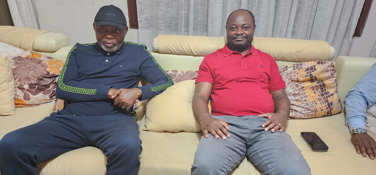 FEsunge's tweet photo. Meilleur secrétaire général que mon parti #UNC à connu.
Père de famille vpm VITAL KAMERHE ENYANYA à rendu une visite de courtoisie et de réconfort à son général 5 étoiles Billy kambale eraston.
AIMONS -NOUS VIVANT. https://t.co/jKlg1306UU