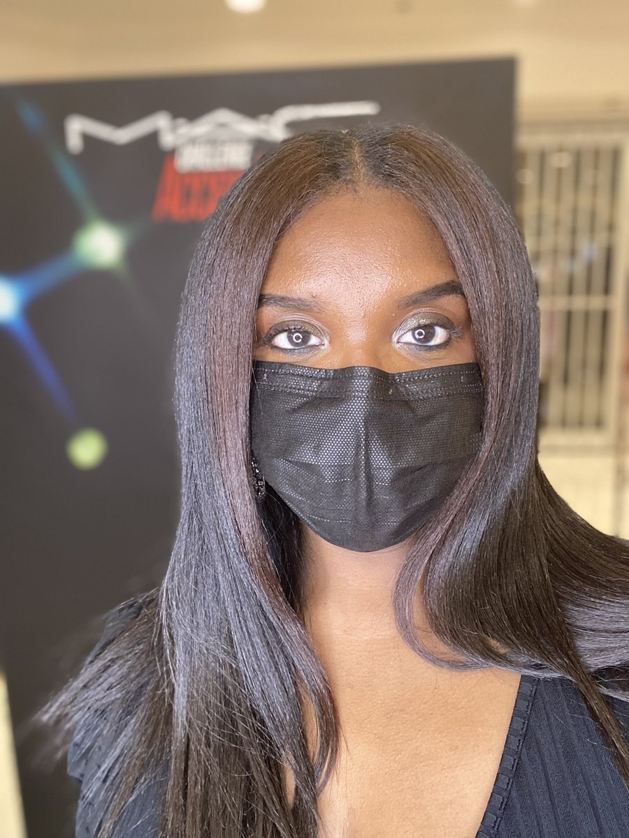 BeautiFROLauren's tweet image. When I’m not teaching I sling brushes 💄💋#gLAMbyLauren #MACmade