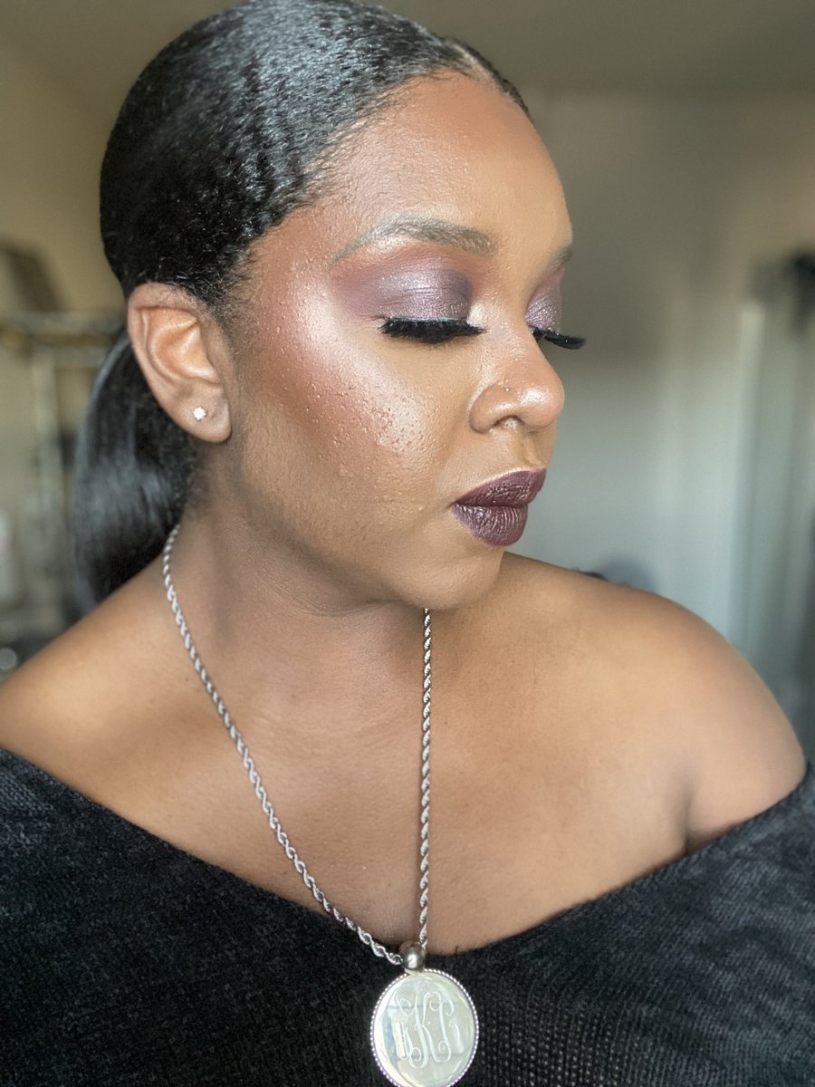 BeautiFROLauren's tweet image. When I’m not teaching I sling brushes 💄💋#gLAMbyLauren #MACmade