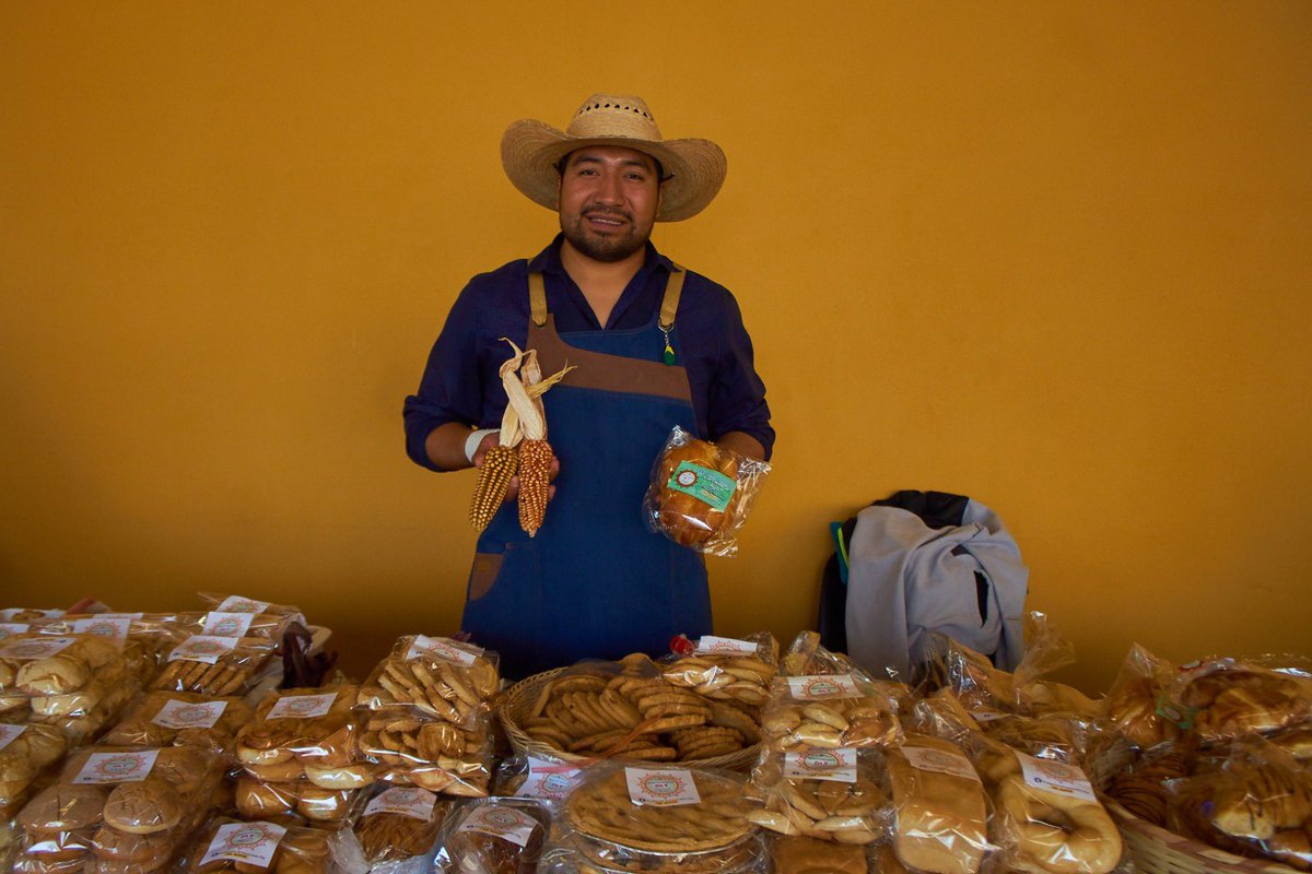 CC_LosPinos's tweet photo. Ven a descubrir nuevos sabores y conoce los productos naturales y de gran calidad que te esperan cada fin de semana en el mercado #ElSolar.

@cultura_mx 
 #chocolate #verduras  #dulcestipicos #galletas #Salsa https://t.co/dpouJnIigc