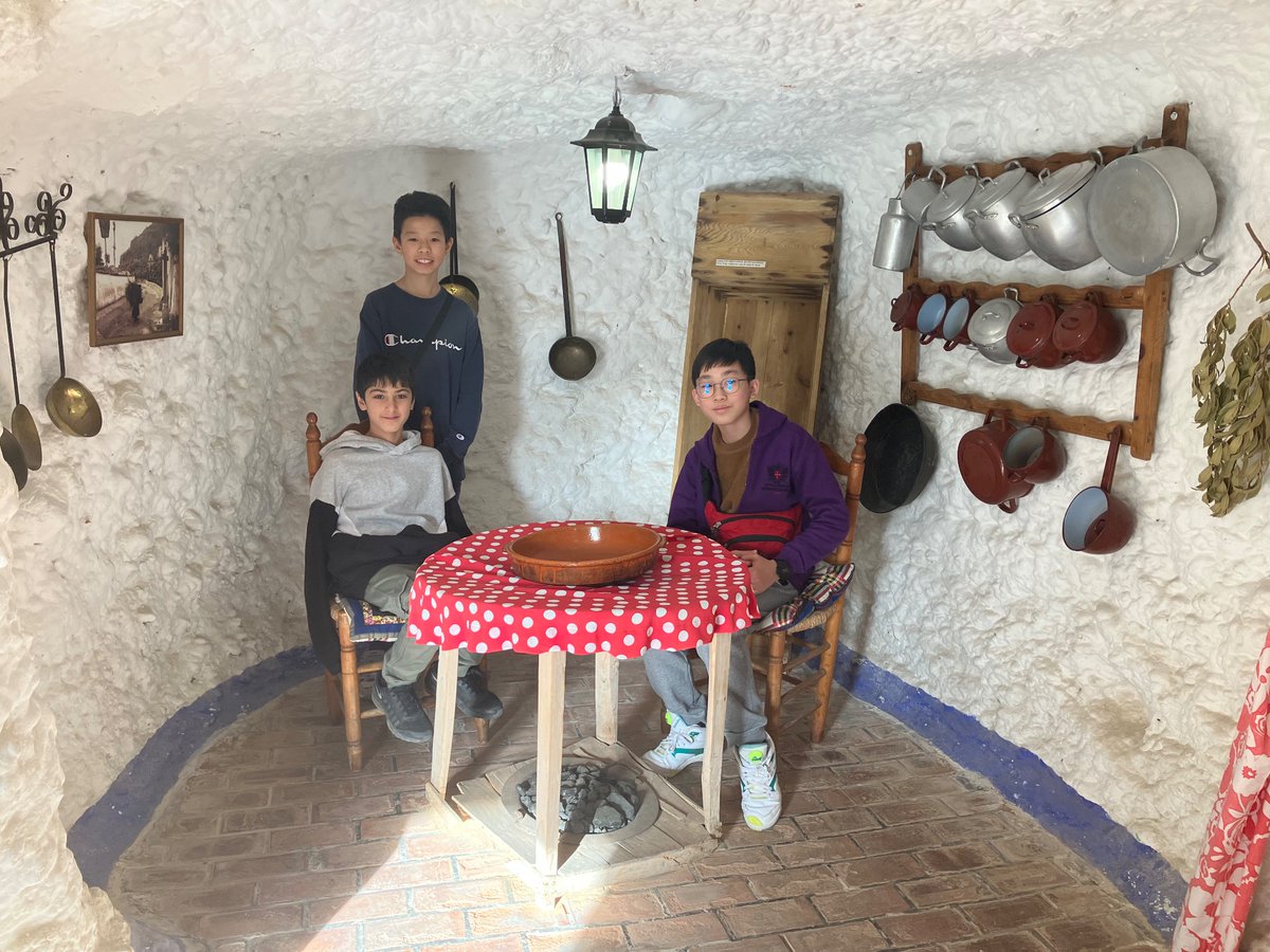 JuniorFreemens's tweet photo. We visited the Sacramonte Caves to disvover how the Romani lived up to 1960s in whitewashed caves. https://t.co/NQPOzlPqL4