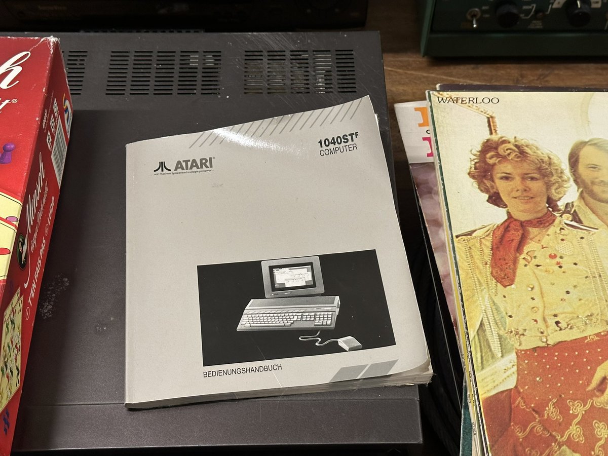 JoachimHesse's tweet photo. Von einem #AtariST findet sich auf dem #Flohmarkt selten eine Spur, doch dieses #Bedienungshandbuch hat die Jahre überlebt. 👀 Ende der 1980er-Jahre war der #Heimcomputer die Konkurrenz zum #Commodore #Amiga. Beide setzten auf die Familie der Motorola 68000 als Hauptprozessoren. https://t.co/UZAMmvAgdp