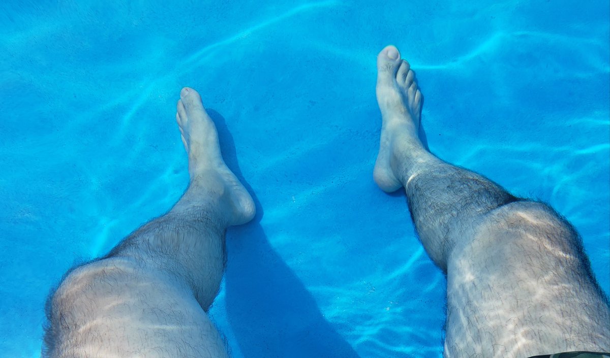 DapperCub's tweet photo. #pooltime
#malefeet https://t.co/OAT50Veqjq