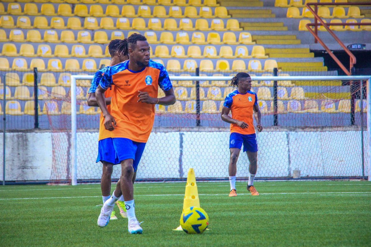 ShootingSc's tweet photo. Ahead of Monday's Southwest derby.
🆚Sporting Lagos.
A light workout at the Mobolaji Johnson Arena, Lagos.
Pictures📸.
#SPOSHO #NPFL #MD18. https://t.co/lSe0pnKNkI