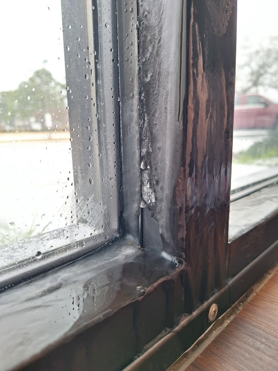 LilysLogic's tweet photo. @ToddYakoubian ice inside my hotel room in NLR! https://t.co/yPorloadxh