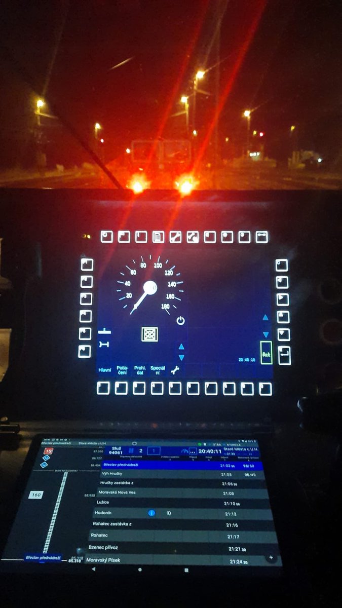 ceskedrahy_'s tweet image. Právě v těchto hodinách probihá na trati Staré Město u Uherského Hradiště - Břeclav zátěžový test ETCS. 

Dopravci #CeskeDrahy, @CDCargo, Metr Rail, OŘ Ostrava, CTD a nově i CTR se účastní těchto zkoušek. Cílem je ověřit parametry #ETCS a dosáhnout maximálního počtu vozidel…