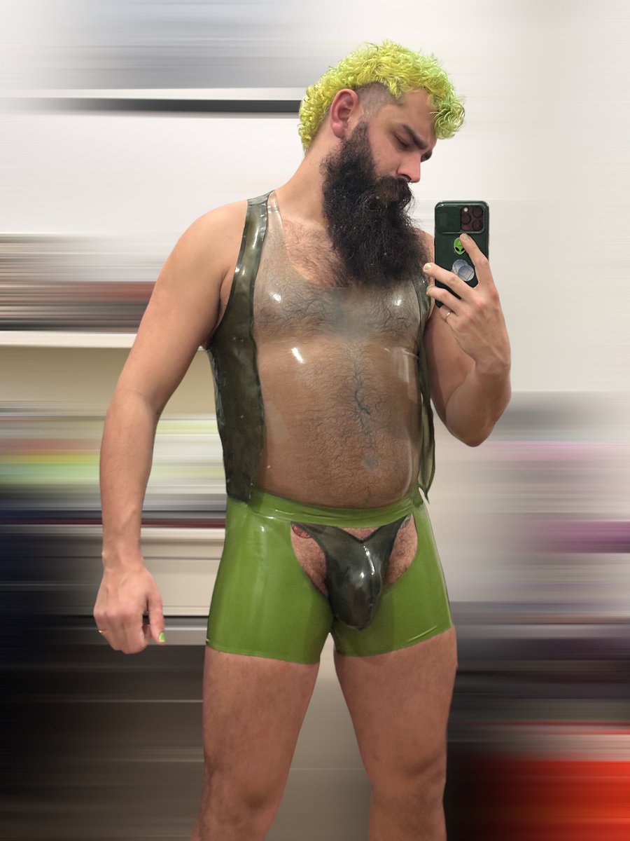 maxmorningstar's tweet photo. @Fetishdaddygear 
@RubberUndergrnd 
@LondonRubbermen https://t.co/6YpVxD8xLb