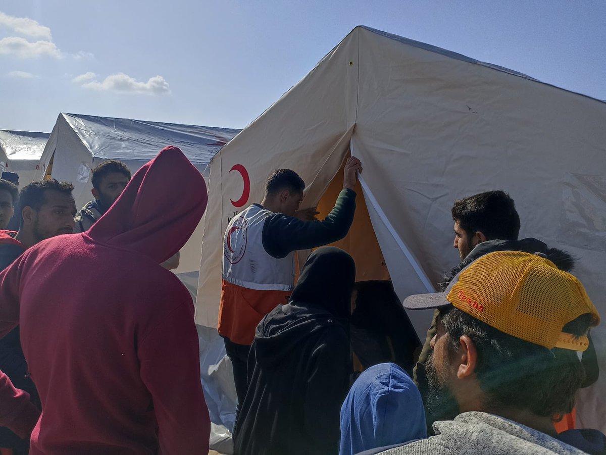 PalestineRCS's tweet photo. ⭕️The PRCS National Disaster Response Team set up shelter tents today for 315 displaced families without housing in 📍the Mawasi Rafah area near the Egyptian border.
#Gaza
#Humantarians https://t.co/mPXkmLfMHi