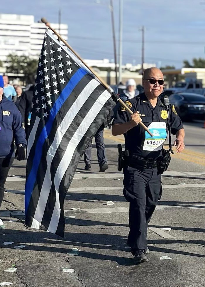 HPOUTX's tweet photo. Dr. Whitman Liu, Lieutenant, Houston Police Department

Running the Houston Marathon in full uniform. #HoustonStrong https://t.co/jO9LjXUaE0