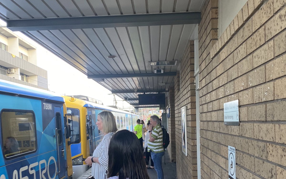danisssima's tweet photo. @metrotrains Good morning, metro trains! 

There are some issue at Pascoe Vale Station (platform 1) screens, tap on and Myki machine are not working. https://t.co/ApSYJXqPxH