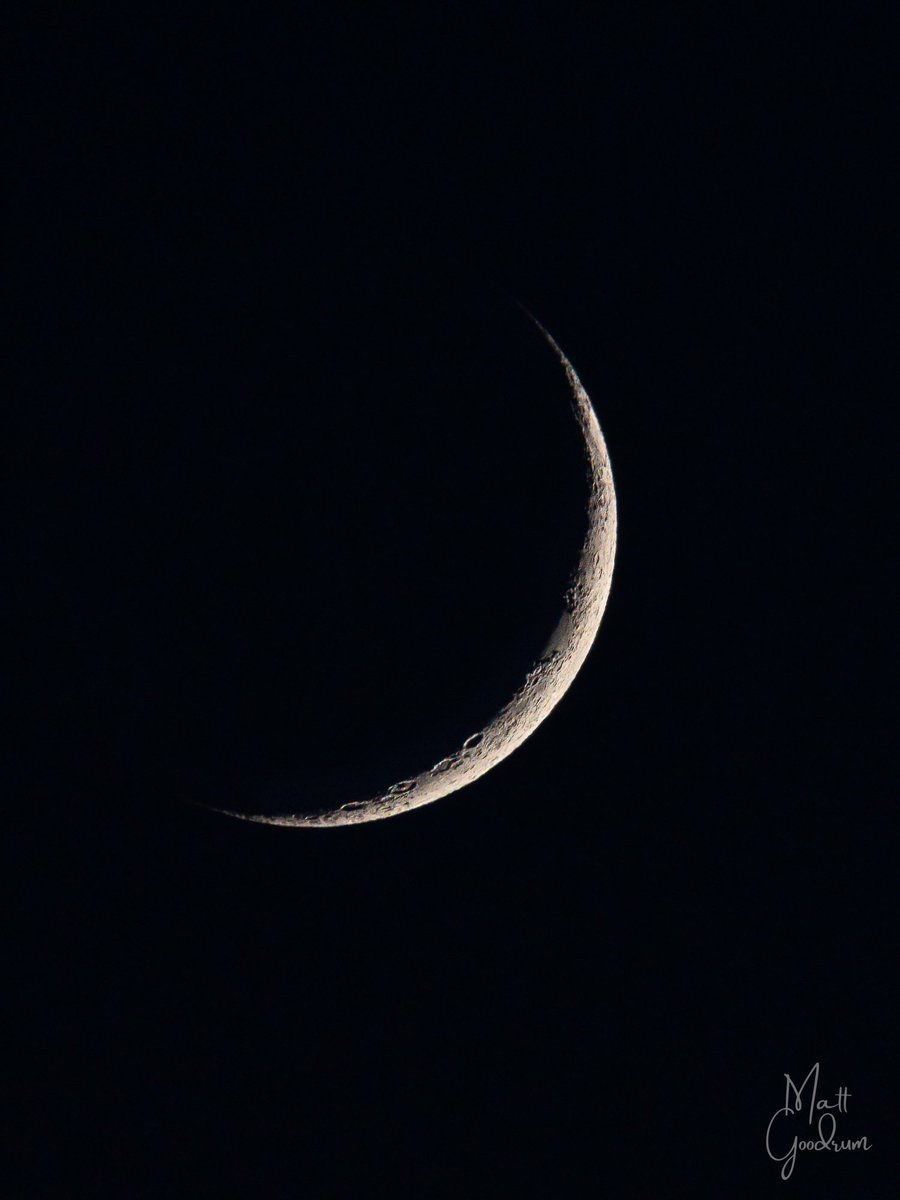 Last night's crescent moon shortly after sunset @scenesfromMK @ThePhotoHour @My_MiltonKeynes @MKCommunityHub #moon #moonset #Astrophotography #nightsky