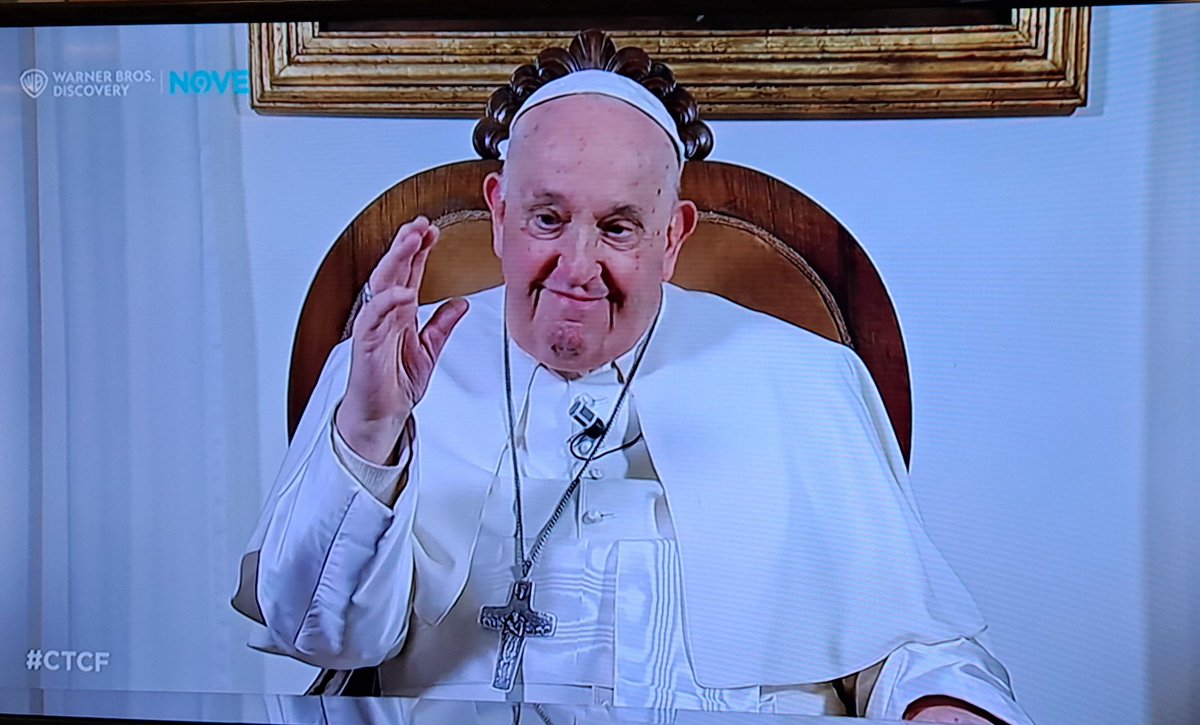 manginobrioches's tweet photo. "Pregate per me, ma per cortesia pregate a favore, non contro!". 
Alla fine, #PapaFrancesco ride. Che bel suono umano, la risata. 

#Ctcf #Fazio https://t.co/D4Yfqs11Kl
