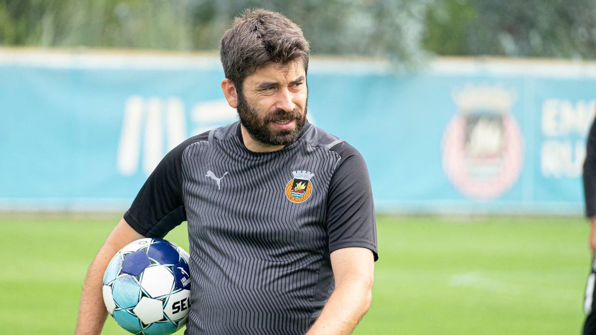 Sporting_CPAdep's tweet photo. “Viemos jogar o jogo pelo jogo. Tivemos duas bolas ao poste, jogámos no campo todo, com pressão alta. Esta equipa fez o que ninguém tinha feito na Luz. Merecia estar a ganhar com uma equipa de classe mundial. O árbitro não esteve à altura do jogo. Expulsar um jogador na segunda falta. Isto aqui penaliza o Rio Ave, que procurou jogar. O Benfica a partir dos 60 minutos superiorizou-se, naturalmente. Até lá a melhor equipa foi o Rio Ave. A liga convidou-me para ir amanhã a um congresso, mas eu quero ver o que vão dizer. Se calhar o Luis Freire é que está mal"