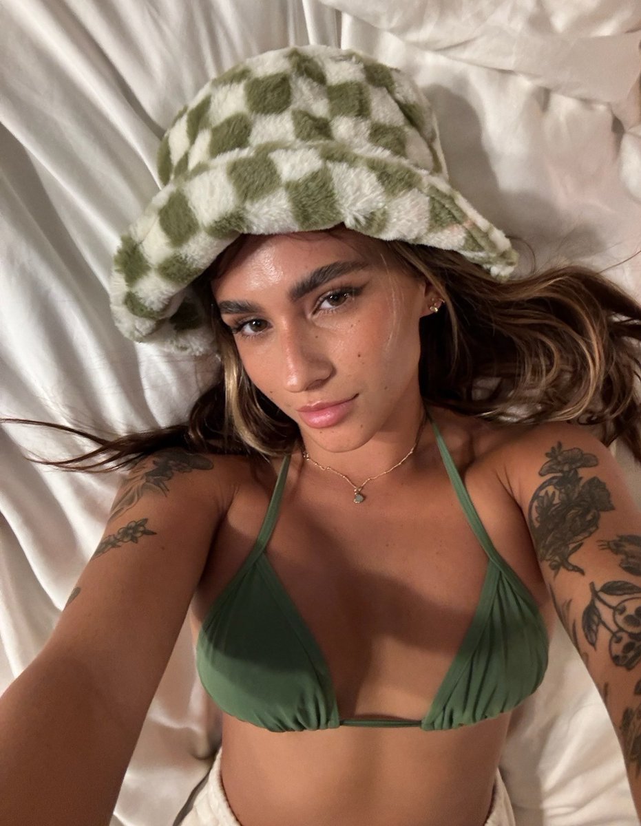 lavaxgrl's tweet photo. Put a “👋” if your DMs are open for more https://t.co/YuI0dJZEXw