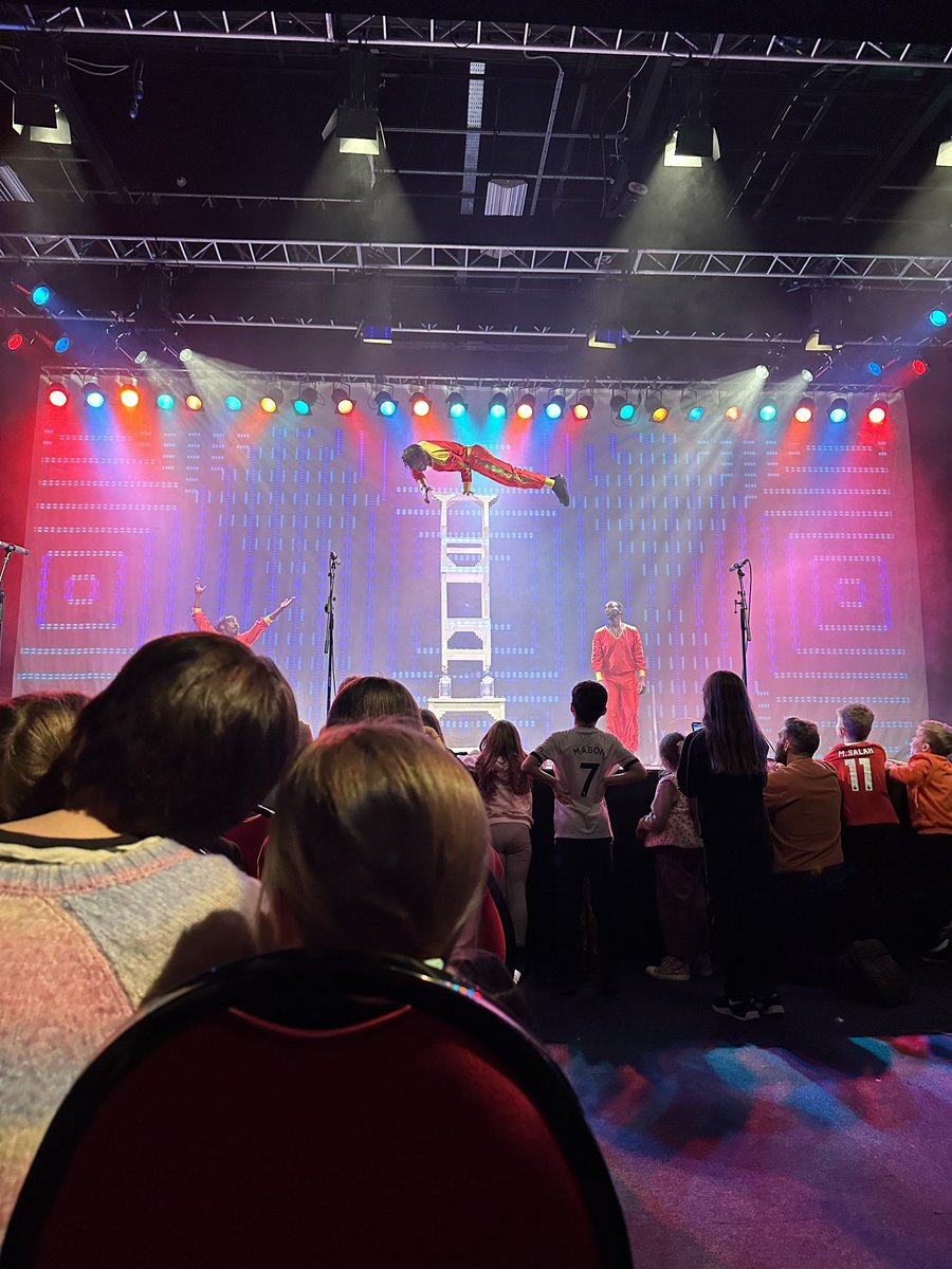 EdadventuresM's tweet photo. Brought books & got them signed, watched the @BBCWales @BBCCasualty crew demo prosthetics, took part in @AberystwythRP #rockproject workshop, walked along the seafront, watched shows, heard music, watched an amazing @MrPhormula performance of #beatboxing & finished with watching https://t.co/z6fDLnp6A4