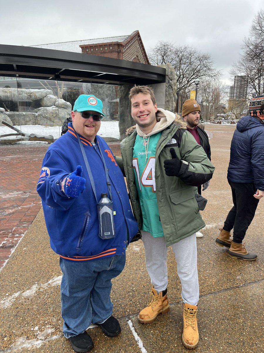 ChaseFelman's tweet photo. Met a legend yesterday. Thanks @MattPiperJenks @RealMikeyBets @NjTank99 for the great vibes and event. #frankwalks https://t.co/Fe07KV6ZVy