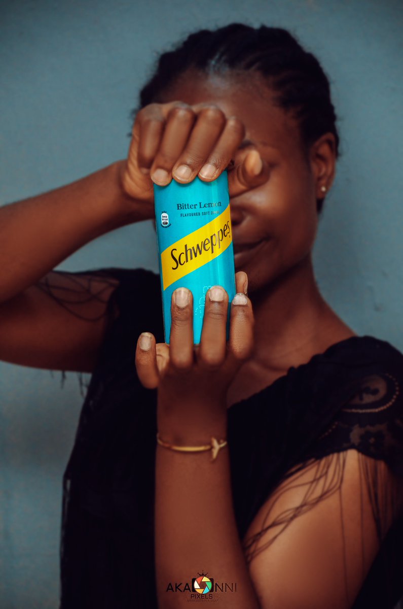 akannigold1's tweet photo. Enjoying the mesmerizing taste of @SchweppesNG Bitter lemon

In frame @Debbyjoy01
Photographer @akannigold1 

#SchweppesNG #sundayvibes #MUFC #PAKvsNZ https://t.co/VuPy303EN3