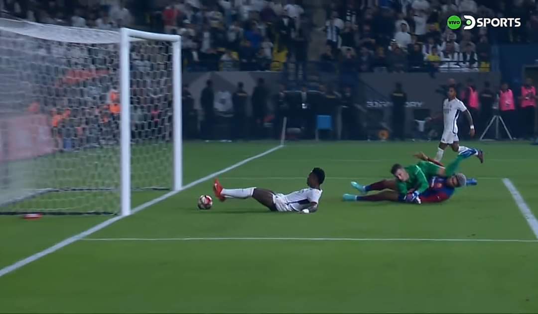 Luisfere280's tweet photo. @lautarodeIcampo Ahora resulta que meter menos goles qué el rival es perder. Perder es ser dominados por noventa minutos, el no ganar no es perder, simplemente el Barcelona tuvo mala suerte, el Real Madrid no ganó, la gente solo respeta más al Barcelona después de este partido. https://t.co/TkLBixEcKX