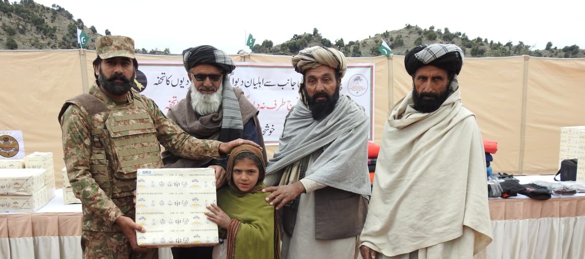HamdUllahWazir's tweet photo. Alhamdulillah another big step by #DewagarArmyUnit towards humanity and to promote Army's soft image, #warm clothings including caps, jackets, socks and shoes were distributed among #orphans and needy people of Dewagar, #CommandingOfficer himself distributed packages
#PakArmy https://t.co/QH7vSGuR78