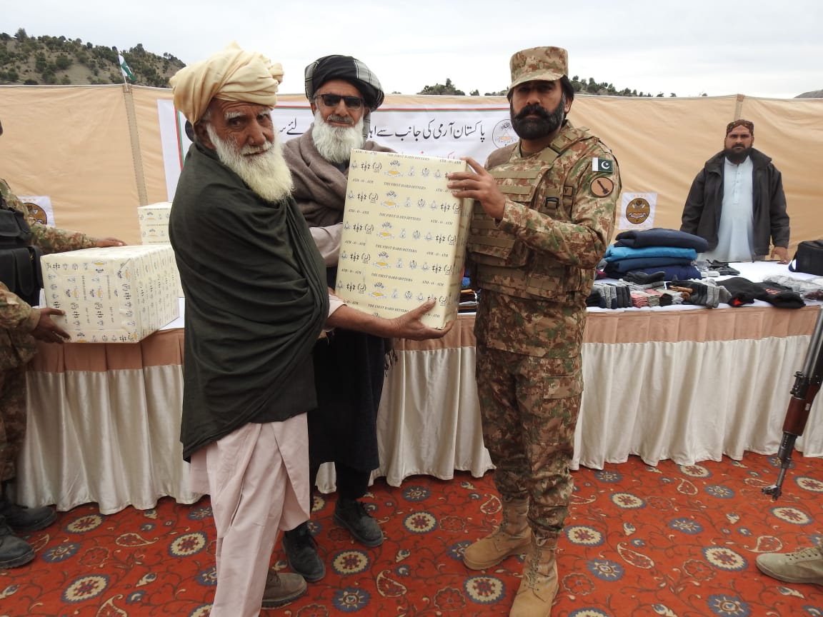 HamdUllahWazir's tweet photo. Alhamdulillah another big step by #DewagarArmyUnit towards humanity and to promote Army's soft image, #warm clothings including caps, jackets, socks and shoes were distributed among #orphans and needy people of Dewagar, #CommandingOfficer himself distributed packages
#PakArmy https://t.co/QH7vSGuR78