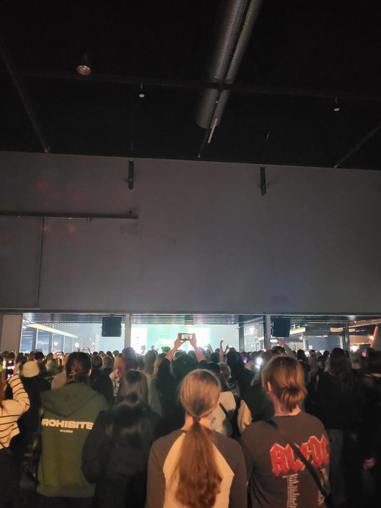 Hunterrrtje's tweet photo. P1Harmony in Oberhausen was so disappointing... I wasn't even late to the venue but I saw nothing, sound was very bad as well.. I really wish I could've refunded my tickets when I had the chance in December..
On the pic I even lifted my phone and didn't see the stage at all https://t.co/joXYj9lgw5