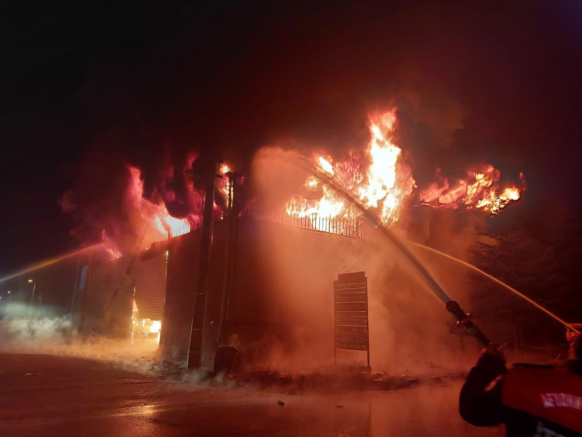 2. Küçük Sanayi Sitesinde belirlenemeyen bir nedenden çıkan yangına itfaiye ekiplerimiz ivedilikle müdahale etti.

Sanayi esnafımıza geçmiş olsun dileklerimizi iletiyoruz.