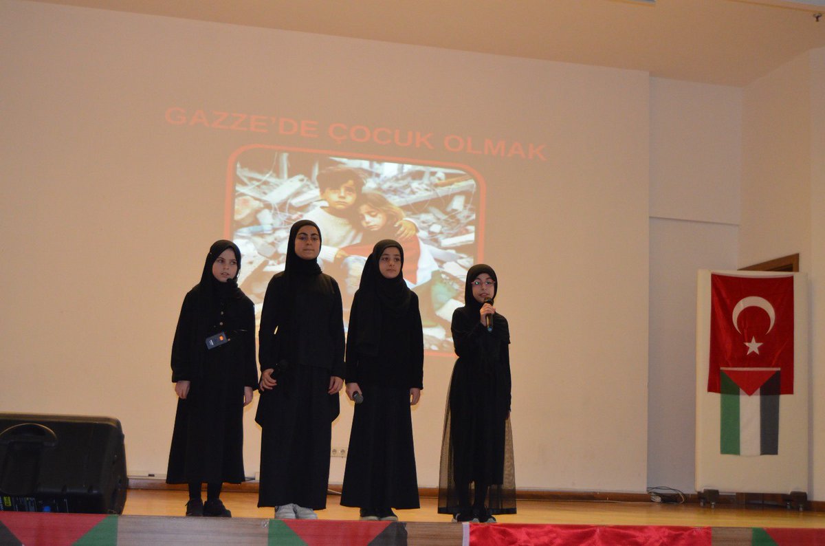 huseyinsahin53's tweet photo. ‘Gazze’de Çocuk Olmak’ isimli etkinliği düzenleyen Çayeli Kız İmam-Hatip Lisesi öğrencileri davetlilerin  takdirini kazanırken,  salonda duygusal anların yaşanmasına vesile oldular.
@Yusuf__Tekin @kemalsamlioglu @farukyelkenci @tufekciyusuf https://t.co/QtbvXofNRv