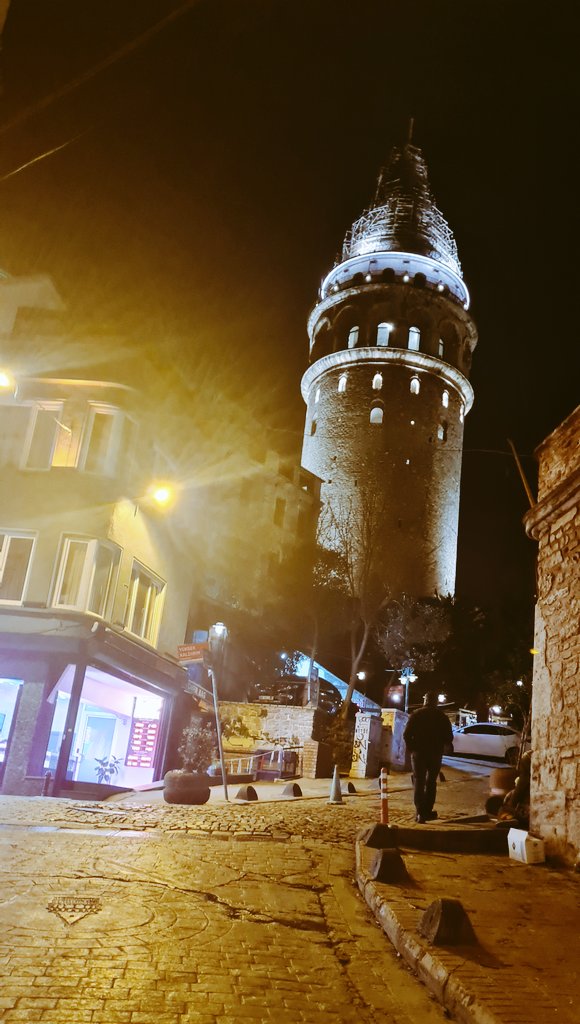 Bir hengâme ki hiçbir göz değmez bize.