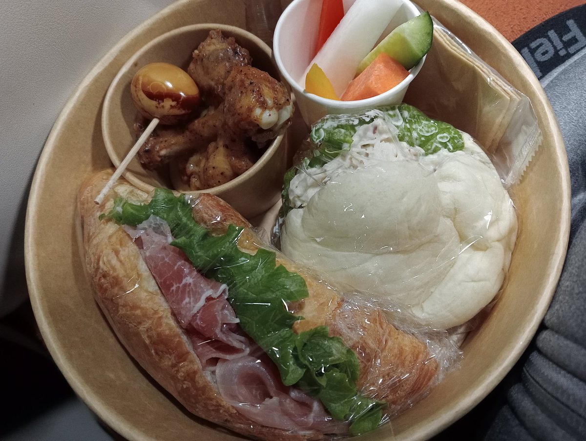 年明け一発目の撮影！
朝ご飯がボリューミーで嬉しい。
早起きしてたからお腹空いた。。
頑張ってきます💪