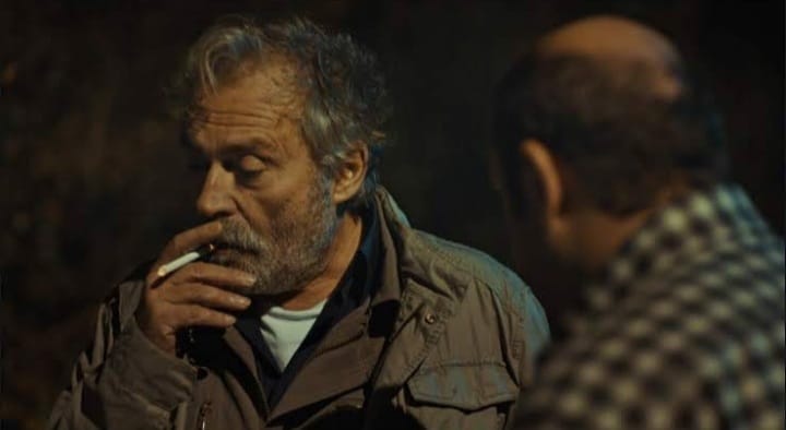 kahve soğumuş, zaman geçmiş, sigara bitmiş, ben aynı şarkıda kalmışım.