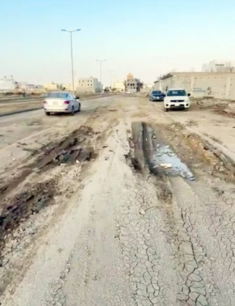 jeddahnews_'s tweet photo. شكا عدد من سكان حي الزمرد في #جدة لـ«عكاظ»، من تدني مستوى البنية التحتية، وأنهم ظلوا يعانون منذ أشهر عدة من اهتراء الأسفلت في الشوارع الداخلية ما يعرض سياراتهم للأعطال الدائمة والأضرار، وسط تجاهل البلاغات التي يقدمها السكان. وأشار السكان إلى أنهم تقدموا ببلاغات عدة خلال الأشهر الماضية لدى #أمانة_جدة دون جدوى، إذ يتم الوقوف على الإشكالية دون معالجتها، وعزا السكان اهتراء الأسفلت إلى المياه الجوفية التي تعج بها طرقات شارع عبدالله بن عبدالمجيد بغدادي في حي الزمرد ٢ بأبحر الشمالية، ومدخل حي الزمرد ٢، وعدم وجود أي شبكات للتصريف إضافة إلى تكاثر الحشرات والبعوض.

وأكد السكان، أن هطول الأمطار الأخيرة على المحافظة زاد من معاناتهم، وطالبوا بالنظر لهذه المشكلة جدياً ومعالجتها بشكل فوري للحد من الأضرار التي يواجهونها، ومنها تضرر مركباتهم وتضرر كبار السن والسيدات الحوامل من الطرق المهترئة.