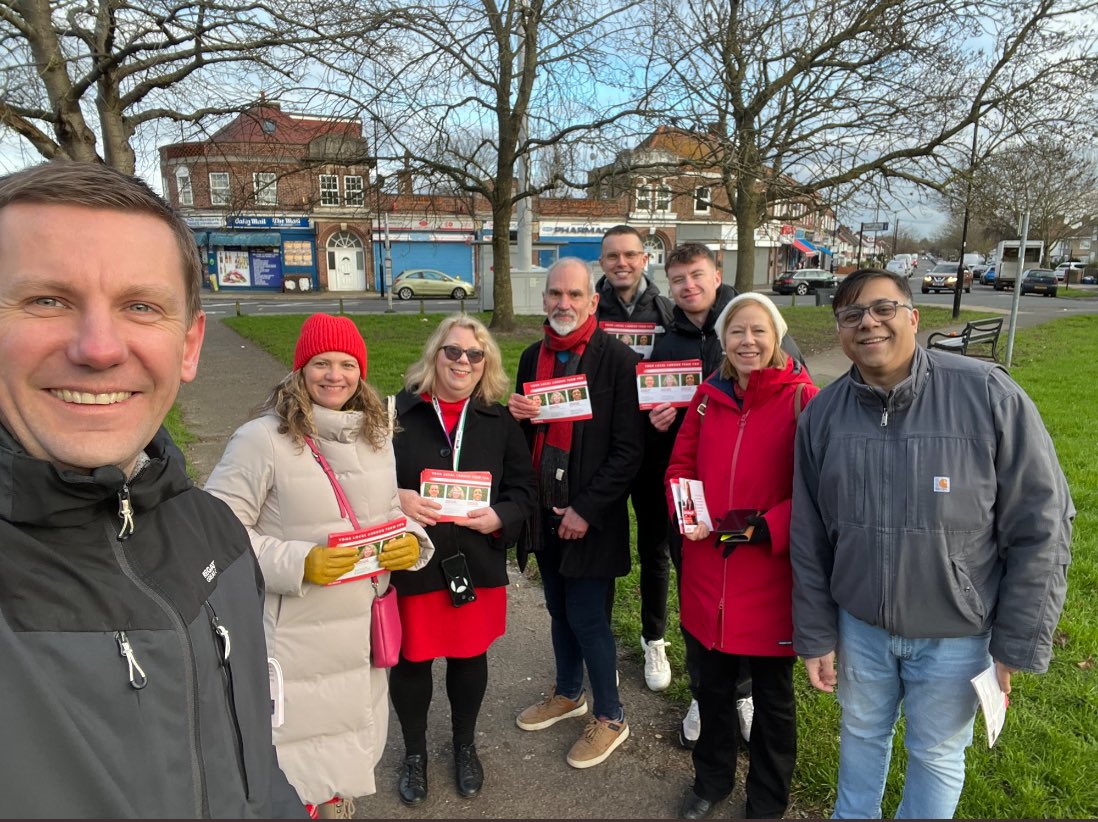 Great response & strong support for @UKLabour on the doorsteps this weekend with @MarcelaBenede10 
in Isleworth (Syon & Brentford Lock ward) and Hounslow (south) with @Dan_Alexander @katherinedunne @Karen_R_Smith @cllrtombruce 
@Hounslow_Labour