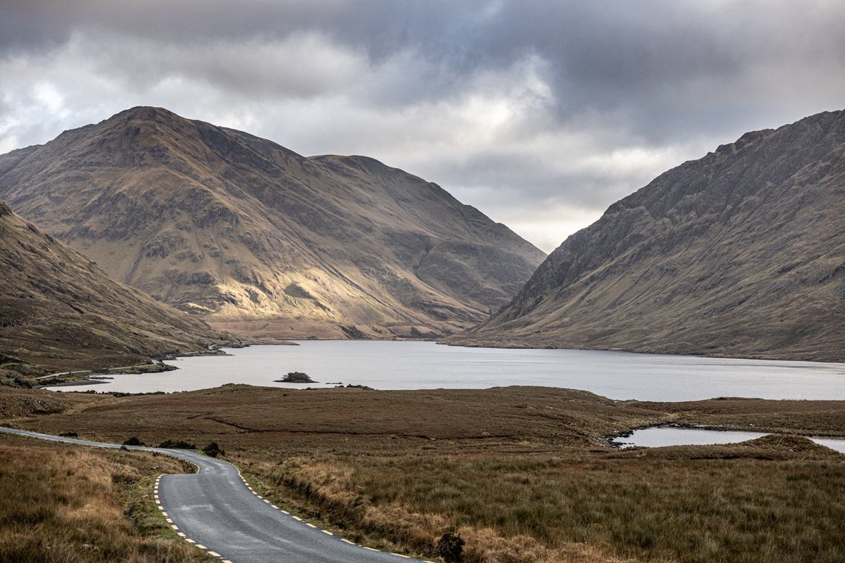 KarenCoxPhoto's tweet photo. #doolough #valley #scenery #landscape #ThePhotoHour #StormHour #WildAtlanticWay #photography #eveninglight #westofireland #Ireland https://t.co/lMbsJVj53n