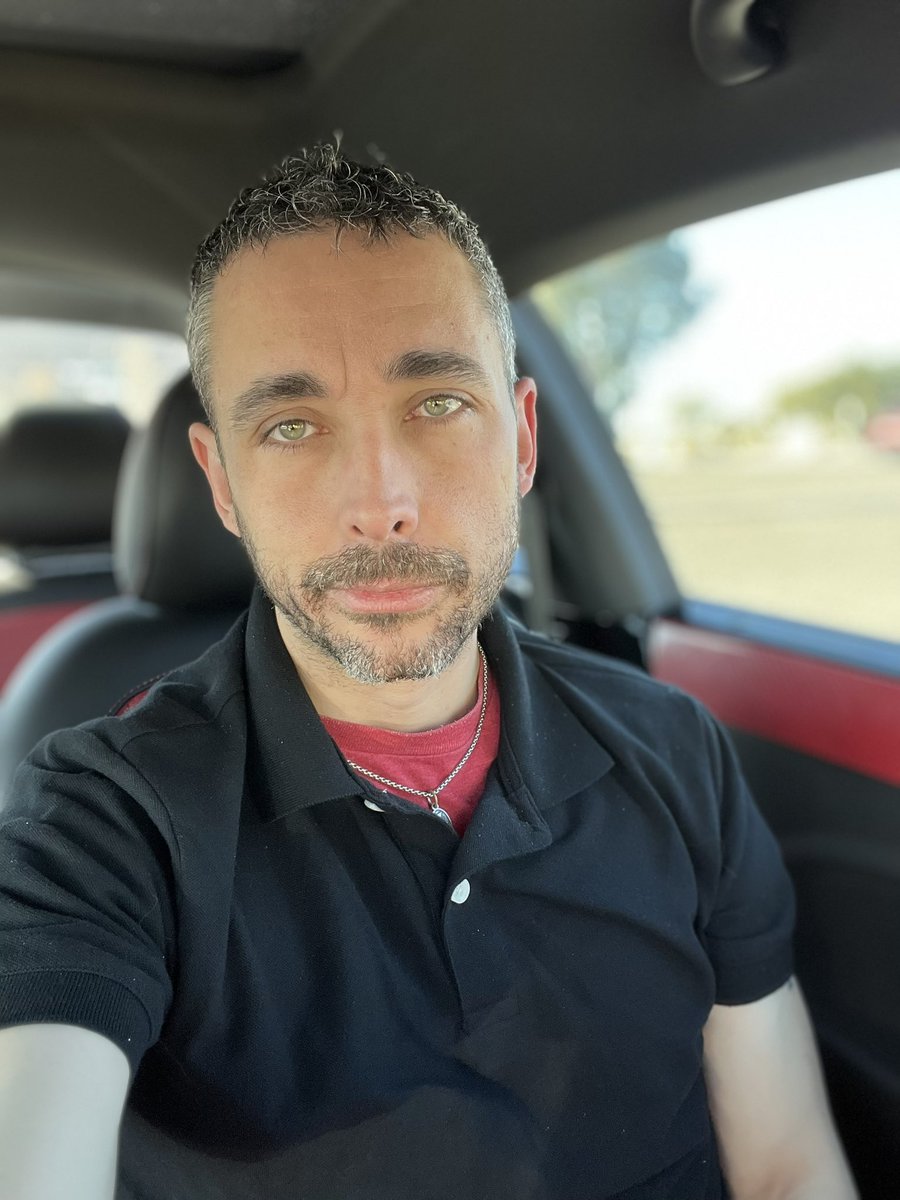 Vibrianium's tweet photo. It’s my Friday. Send me happy things to make it through the day. 🙏🏻 

#Fridays #selfie #ratherbegaming https://t.co/qKwy3T56wS