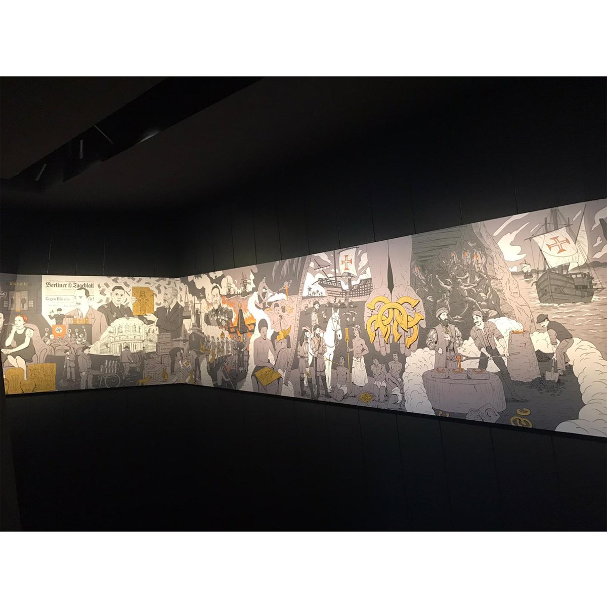 osaze_amadasun's tweet photo. Benin Kingdom to Neuchâtel: a tale of power, crises, and restitution. 
19.5ft X 2.6ft. 
2023.
---
✍🏿 My drawing for the "Butins" container in the Musée d'Ethnographie de Neuchâtel's ongoing (open till 31 Dec. 2024) exhibition titled "Cargo Cults Unlimited".
---
Photos: Alice Sala https://t.co/DP4bjpKjx2