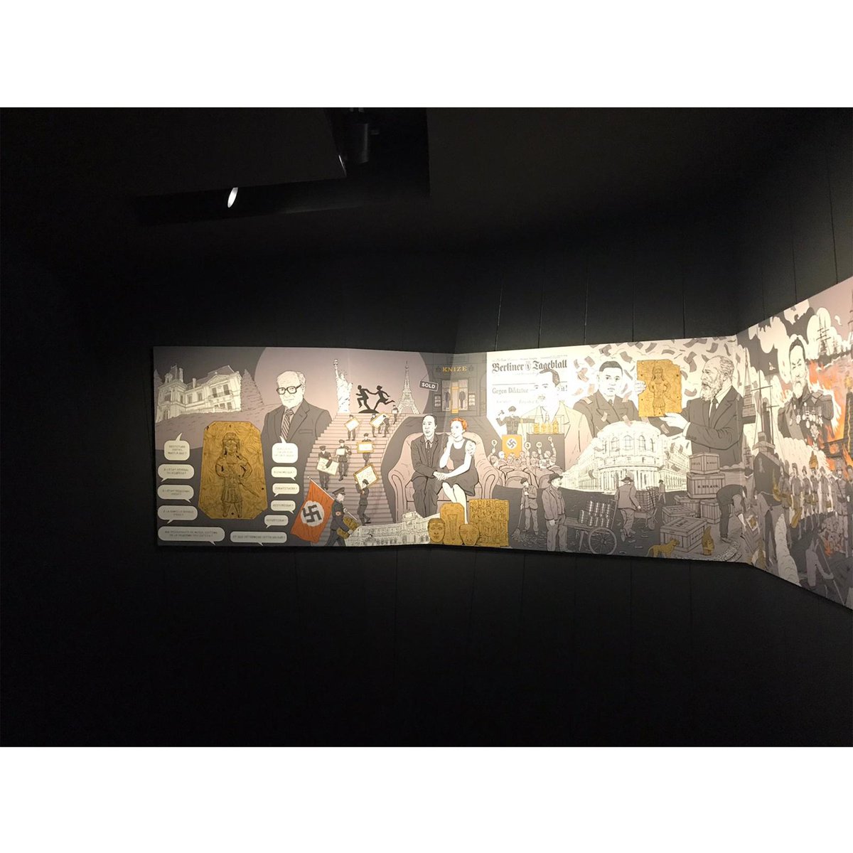 osaze_amadasun's tweet photo. Benin Kingdom to Neuchâtel: a tale of power, crises, and restitution. 
19.5ft X 2.6ft. 
2023.
---
✍🏿 My drawing for the "Butins" container in the Musée d'Ethnographie de Neuchâtel's ongoing (open till 31 Dec. 2024) exhibition titled "Cargo Cults Unlimited".
---
Photos: Alice Sala https://t.co/DP4bjpKjx2