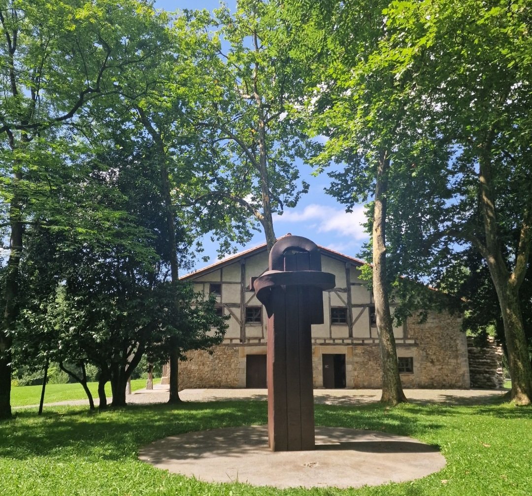 anamontparnasse's tweet photo. @Impres_TVE #IMPChillida
"Bello no es la palabra para describir el arte de Chillida" Es mucho más. https://t.co/sJyZ2b5VdB