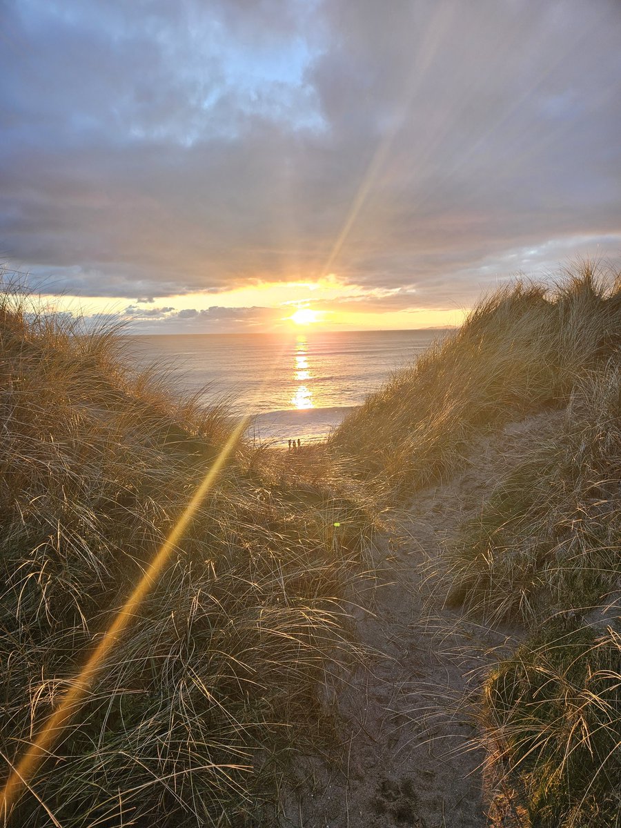SylviaOG23's tweet photo. What a beautiful evening on Long Strand, West Cork. 

#WestCork #WildAtlanticWay #LongStrand #Sunset #Scenic https://t.co/lFkb3zeO4j
