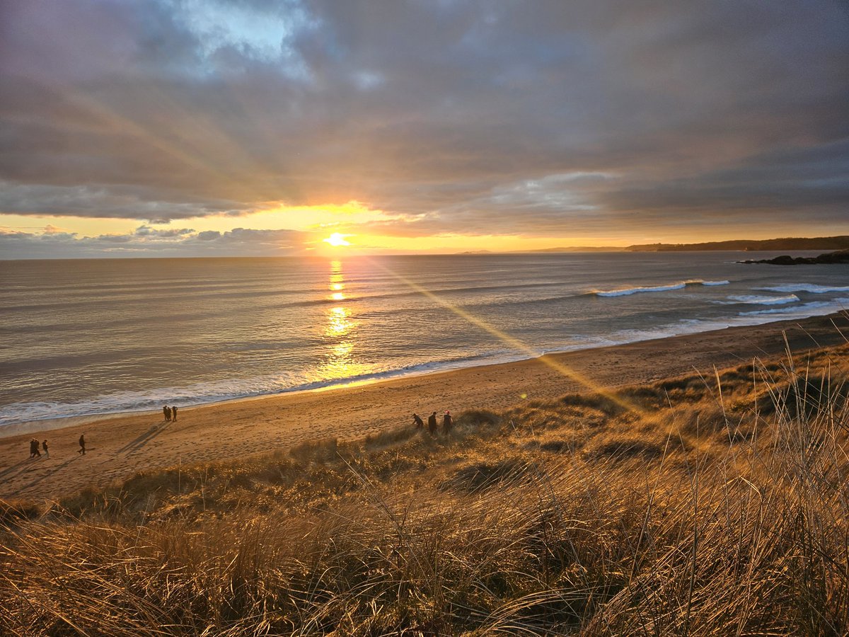 SylviaOG23's tweet photo. What a beautiful evening on Long Strand, West Cork. 

#WestCork #WildAtlanticWay #LongStrand #Sunset #Scenic https://t.co/lFkb3zeO4j
