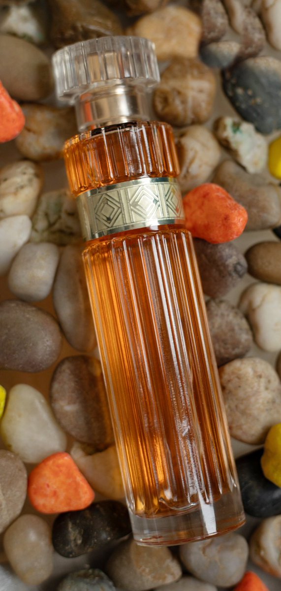 Perfume photo 🧡
#productphotography #productphotoshoot #productphotographer #perfume #cosmeticphotography #coloredstones