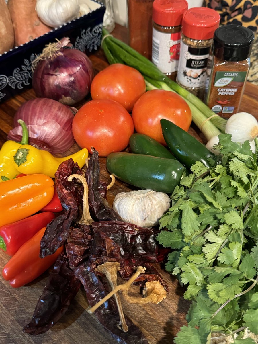 CHIPLE, CHULA Y CABRONA💛🐝 tweet media