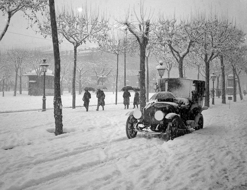 historiesdebcn's tweet image. 🌨️ La nit del 14 al 15 de gener de 1914, #taldiacomavui fa 110 anys, Barcelona va viure una de les nevades més grans del segle XX, amb gruixos de 24 cm de neu

#FIL 🧵 ⤵️

📷 Frederic Juandó Alegret / AGDB