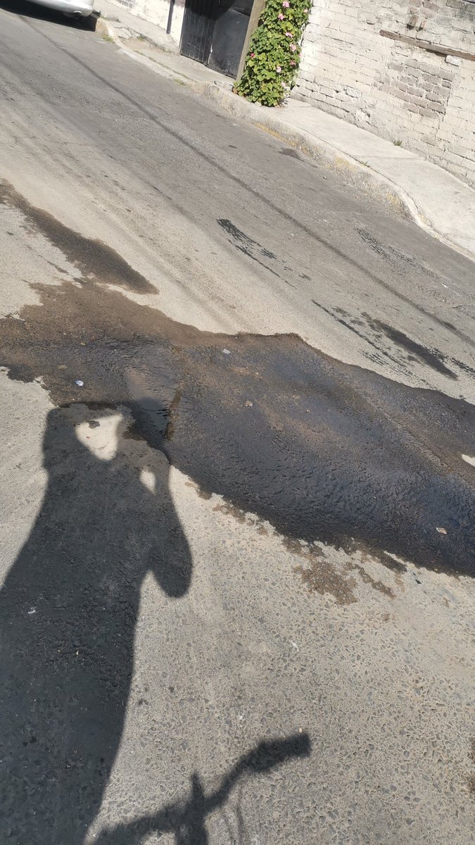 AnitasHouse1's tweet photo. @Alc_Iztapalapa Por favor si pueden a tener una pequeña fuga de agua que tenemos en la calle de Prol. Olivos, enfrente del número 8, entre Bilbao y diagonal Bilbao, Col. San Juan Xalpa. https://t.co/egnOQV1kbn