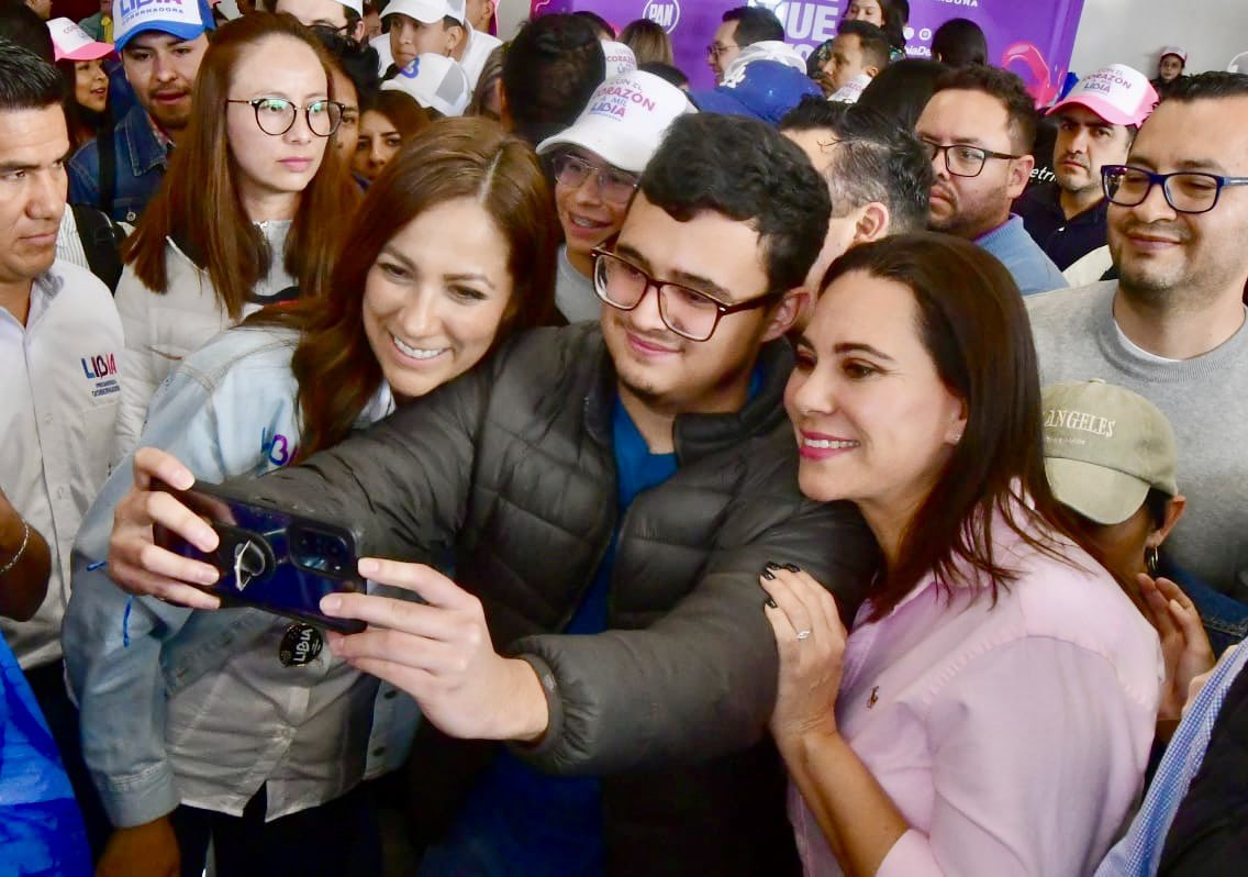LorenaAlfaroG's tweet photo. En #Irapuato nos sentimos muy #aLIBIAnados y alegres de acompañar a mi amiga @LibiaDennise en su encuentro con las y los jóvenes de #Guanajuato. 🙌🏼💙

#LibiaFest https://t.co/J7zmU2U6jX