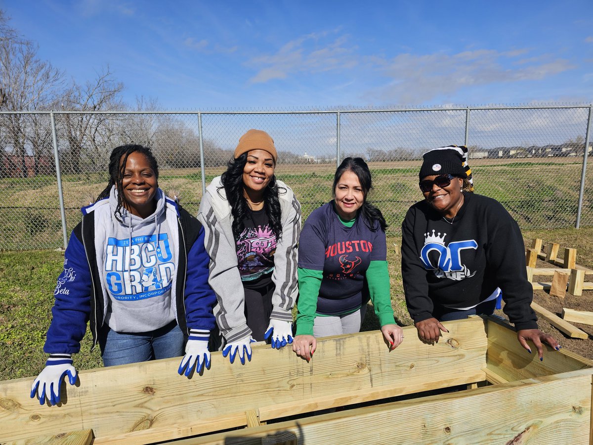 BlueLove_1920's tweet image. Community service with Houston Area Council of Zetas and The Mission Continues 🕊💙🤍. We built the foundation for a community garden for seniors because #ServiceIsWhatWeDo
