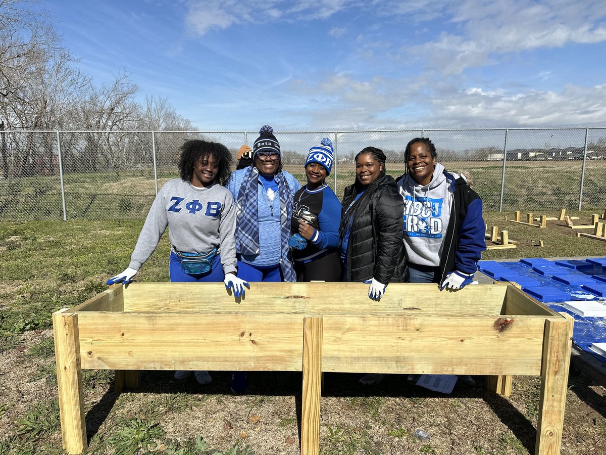 BlueLove_1920's tweet image. Community service with Houston Area Council of Zetas and The Mission Continues 🕊💙🤍. We built the foundation for a community garden for seniors because #ServiceIsWhatWeDo