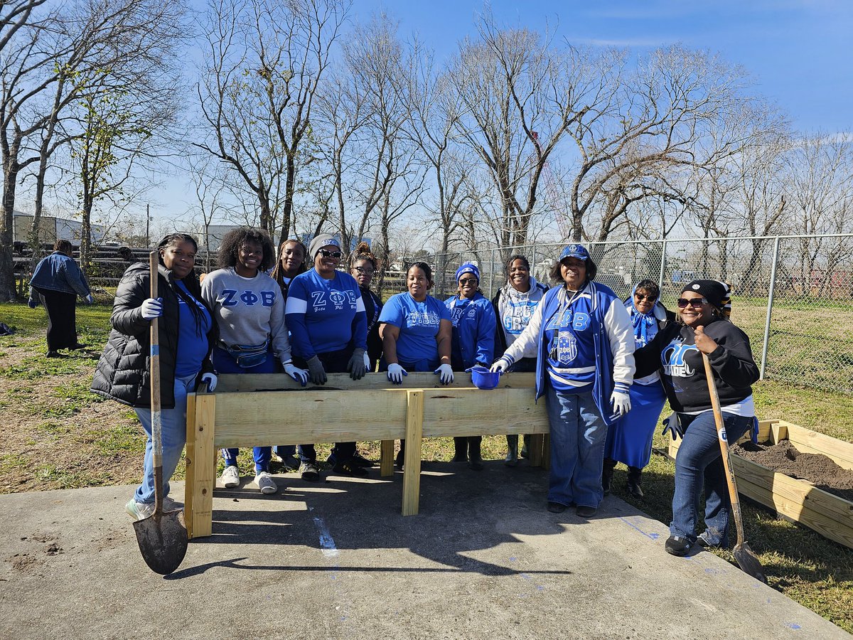 BlueLove_1920's tweet image. Community service with Houston Area Council of Zetas and The Mission Continues 🕊💙🤍. We built the foundation for a community garden for seniors because #ServiceIsWhatWeDo